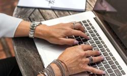 mans de muller manexando ordenador