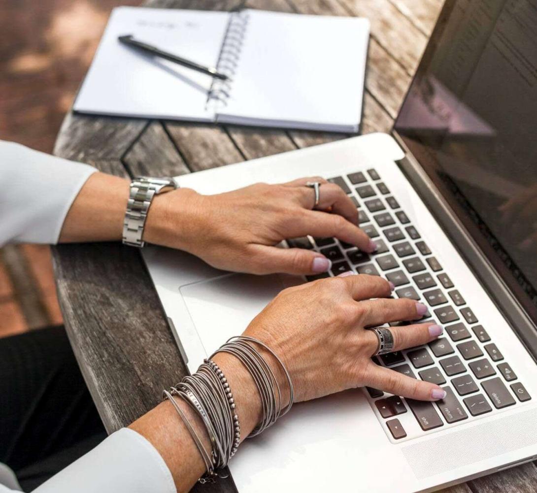 mans de muller manexando ordenador